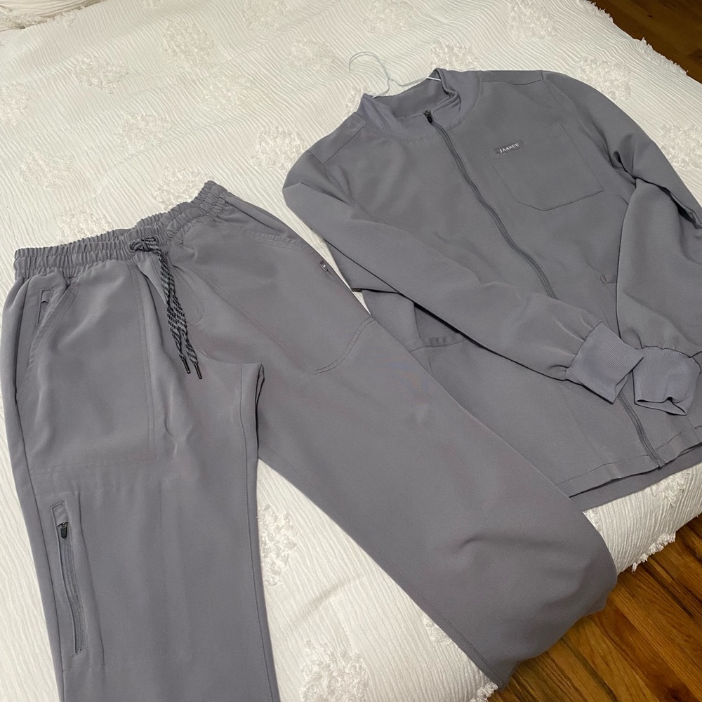 Jaanuu scrub set